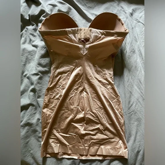 Victoria’s Secret Power Figure Cupped Shaping Slip - Picture 2 of 3